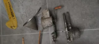 Juego de antigüedades: jarra y candelabro