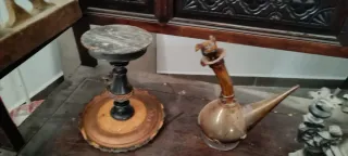 Juego de antigüedades: jarra y candelabro