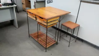 Mesa auxiliar madera con taburete y cestas