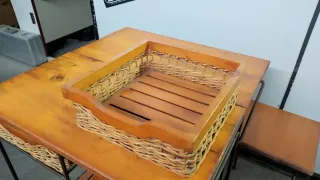 Mesa auxiliar madera con taburete y cestas