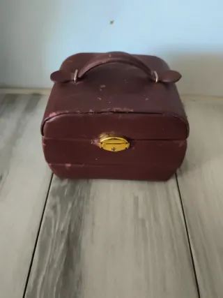 Joyero portátil marrón y dorado