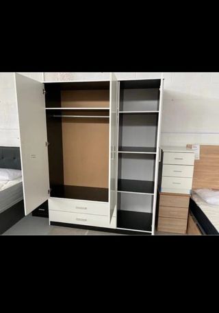 Armario blanco y marrón