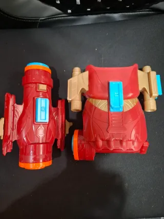 Juguetes de plástico rojo y azul