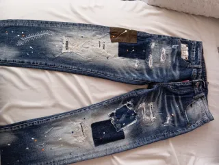 Vaqueros DSQUARED2 desgastados y con parches