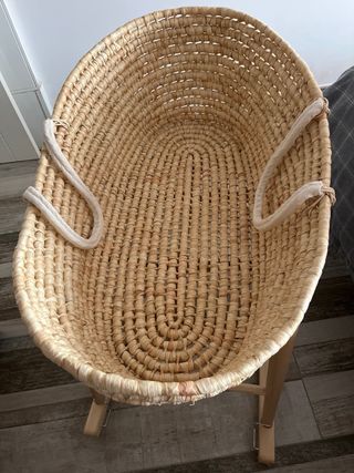 Moisés de mimbre como nuevo