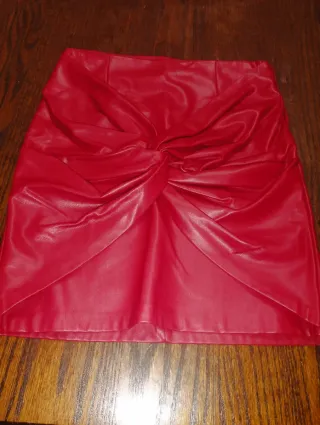 Falda corta piel roja T. XS
