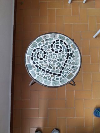 Mesa auxiliar de forja y mosaico