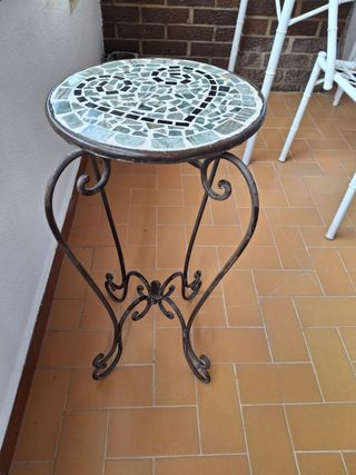 Mesa auxiliar de forja y mosaico
