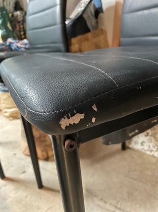 Mesa cristal y 4 sillas polipiel negras