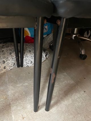 Mesa cristal y 4 sillas polipiel negras