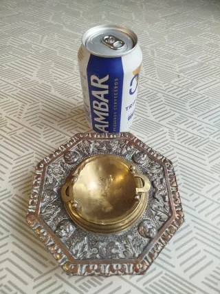 Antiguo cenicero o brasero de mesa bronce repujado