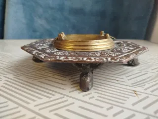 Antiguo cenicero o brasero de mesa bronce repujado