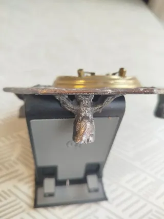 Antiguo cenicero o brasero de mesa bronce repujado