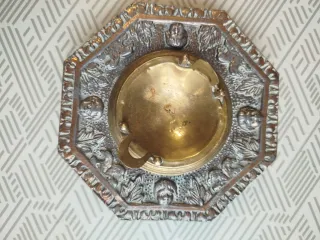 Antiguo cenicero o brasero de mesa bronce repujado