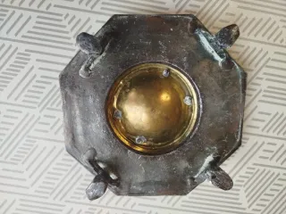 Antiguo cenicero o brasero de mesa bronce repujado