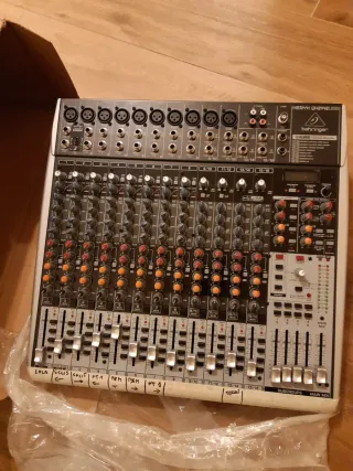Mesa de mezclas Behringer Xenyx QX2442 USB