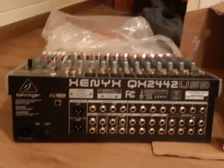 Mesa de mezclas Behringer Xenyx QX2442 USB