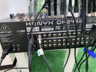 Mesa de mezclas Behringer Xenyx QX2442 USB