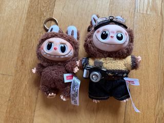 Labubu Fotógrafo con Gafas y Cámara