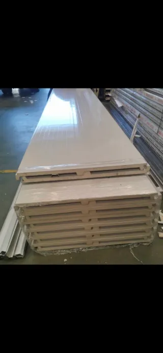 Panel Sándwich imitación madera. Almacén. Sevilla.