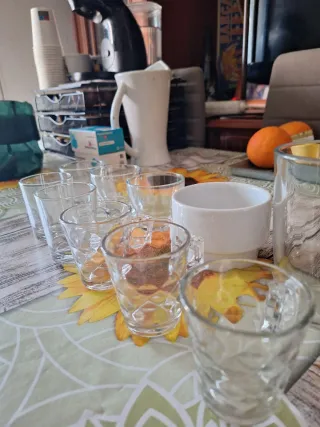 Lote de vasos y taza de cerámica