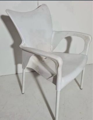 Sillas de plástico,metal blancas y negras