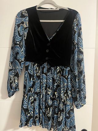 Vestido Zara con Chaleco Negro y Estampado