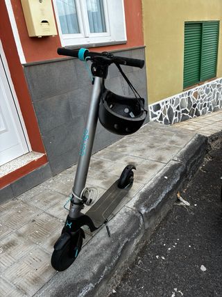 Patinete Cecotec con casco y 2 baterías