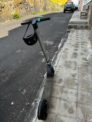 Patinete Cecotec con casco y 2 baterías