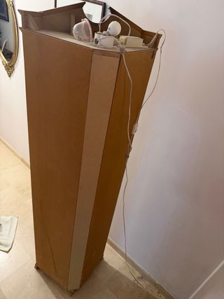 Vitrina esquinera clásica chapada en raíz de nogal