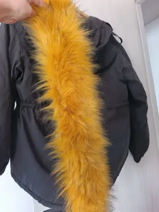 Parka Bershka forrada negra y amarilla