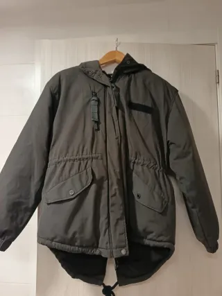 Parka Bershka forrada negra y amarilla