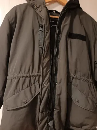 Parka Bershka forrada negra y amarilla