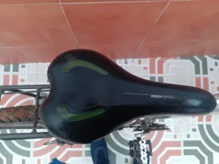 Bicicleta de montaña plateada