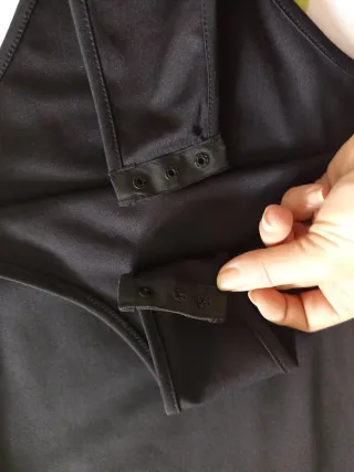 Body negro con cuello y puños blancos