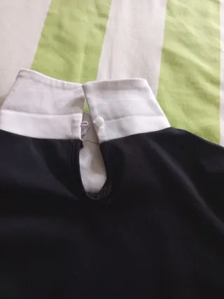 Body negro con cuello y puños blancos