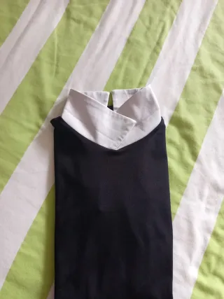 Body negro con cuello y puños blancos