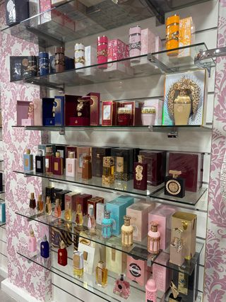 ESTANTERÍAS DE CRISTAL y GANCHOS