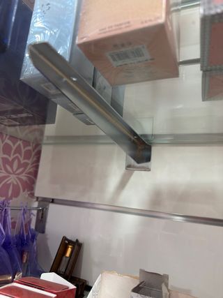 ESTANTERÍAS DE CRISTAL y GANCHOS