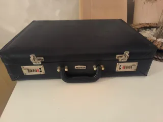 Maleta vintage negra con combinación