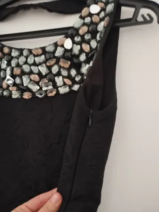 Vestido negro con pedrería