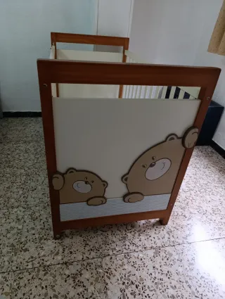 Cuna de bebé madera y blanco