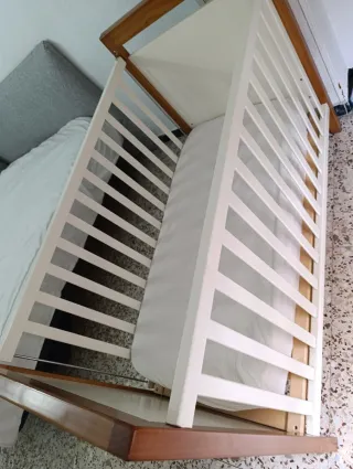 Cuna de bebé madera y blanco