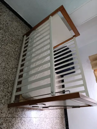 Cuna de bebé madera y blanco