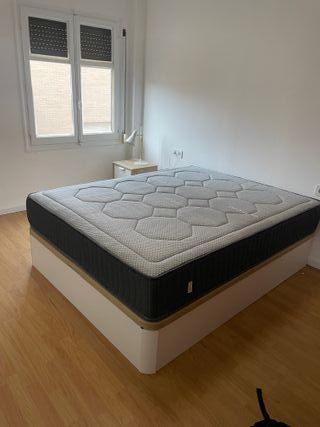 Base de cama con colchón y cabecero