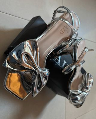 Sandalias RAID London plateadas lazo tacón