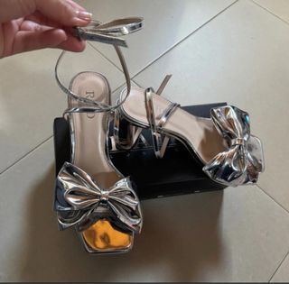 Sandalias RAID London plateadas lazo tacón