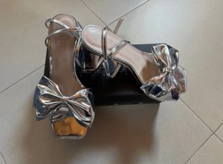 Sandalias RAID London plateadas lazo tacón