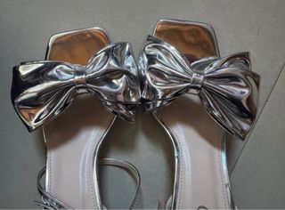 Sandalias RAID London plateadas lazo tacón