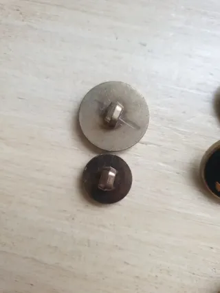 Botones náuticos negros y dorados